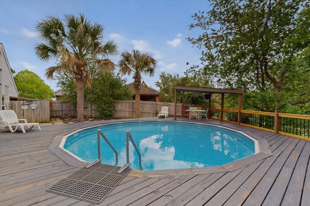 417 Creekmeadow Lane, Lewisville, TX 75067