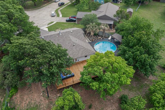 417 Creekmeadow Lane, Lewisville, TX 75067