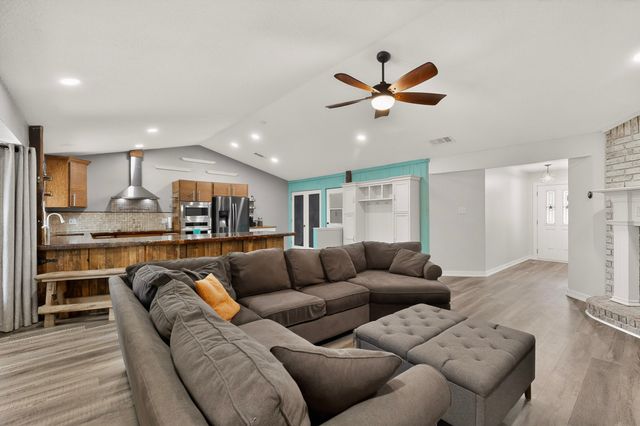 417 Creekmeadow Lane, Lewisville, TX 75067