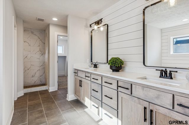 3640 S 218th Avenue, Elkhorn, NE 68022