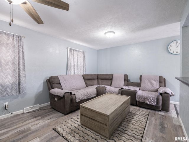 713 PEKIN Avenue, Creve Coeur, IL 61610