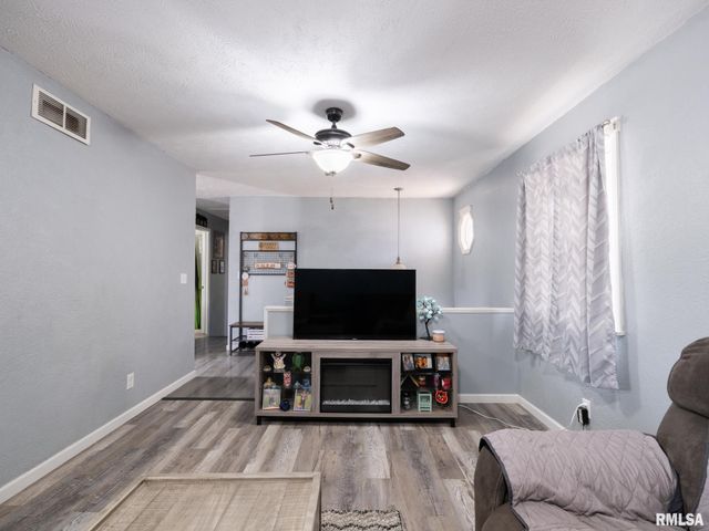 713 PEKIN Avenue, Creve Coeur, IL 61610