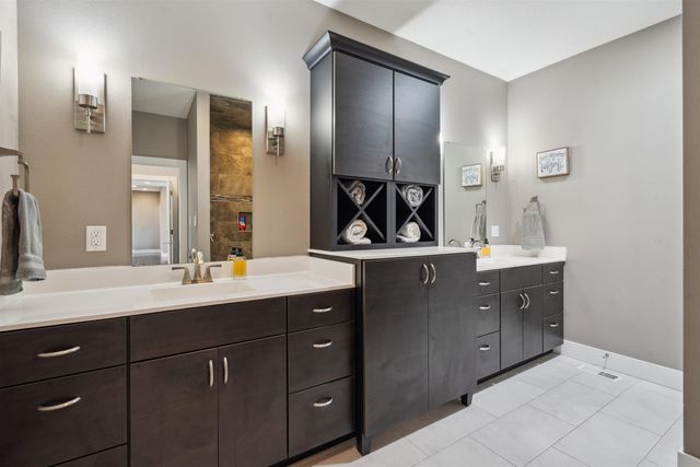 5104 William Dr, Waterloo, IA 50701