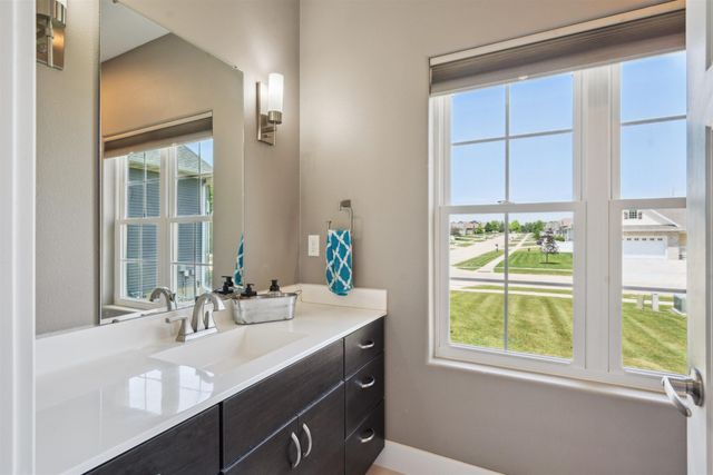 5104 William Dr, Waterloo, IA 50701