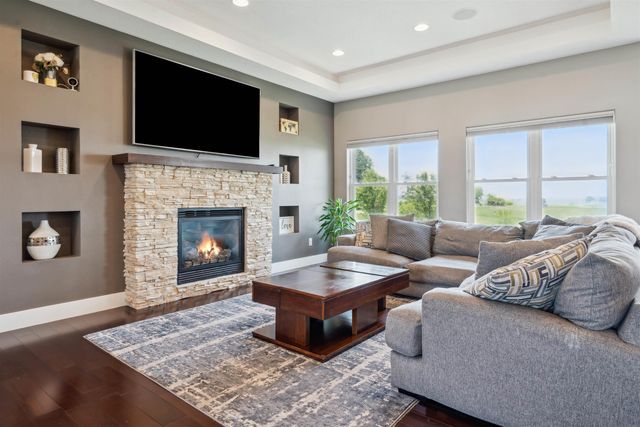 5104 William Dr, Waterloo, IA 50701