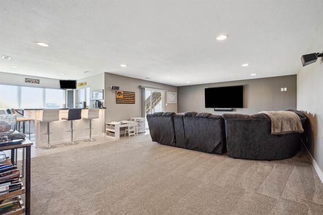 5104 William Dr, Waterloo, IA 50701