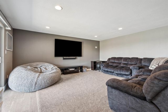 5104 William Dr, Waterloo, IA 50701