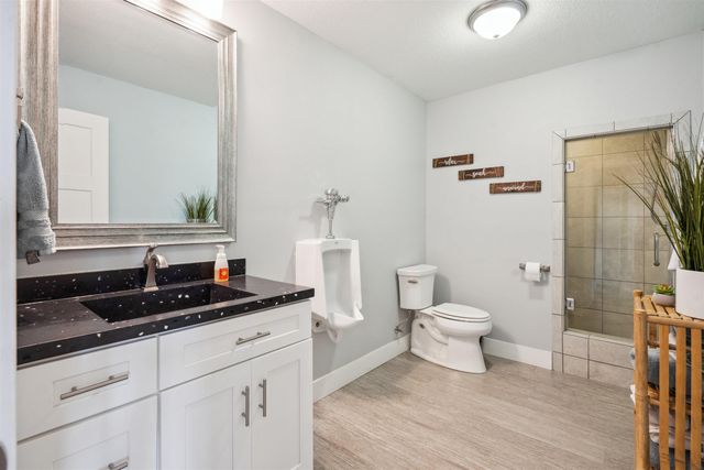 5104 William Dr, Waterloo, IA 50701