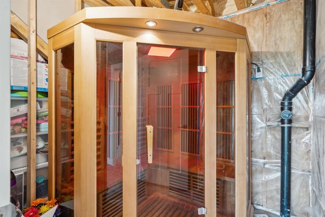 5104 William Dr, Waterloo, IA 50701