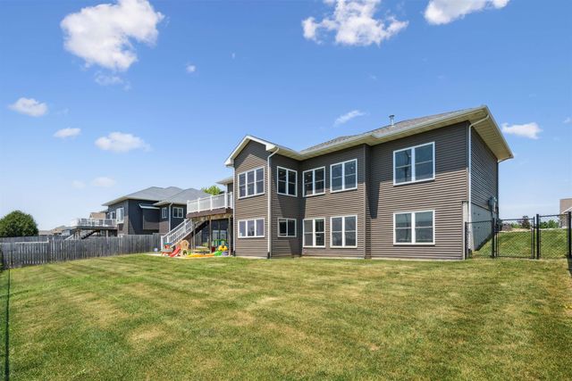 5104 William Dr, Waterloo, IA 50701