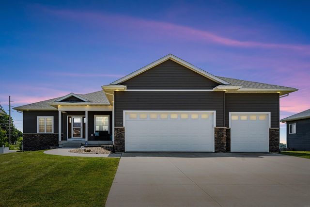 5104 William Dr, Waterloo, IA 50701