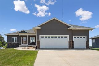 5104 William Dr, Waterloo, IA 50701