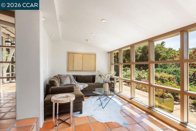 371 Camino Sobrante, Orinda, CA 94563