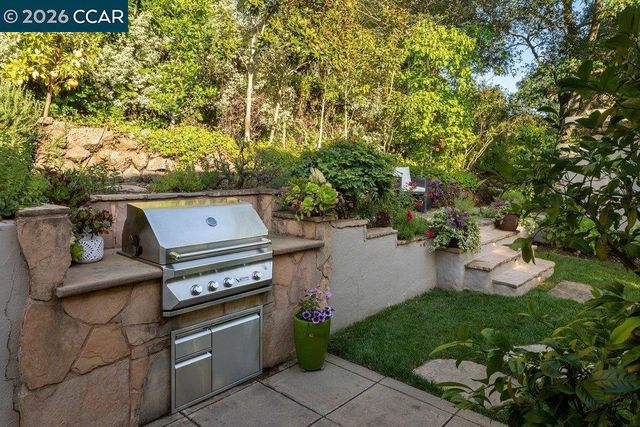371 Camino Sobrante, Orinda, CA 94563