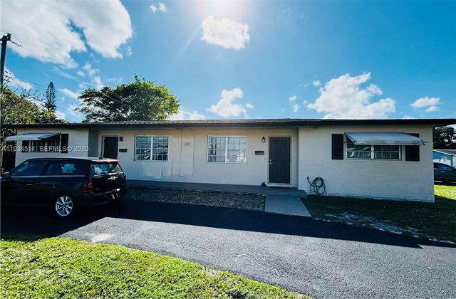 301 SW 10th Ter 1, Hallandale Beach, FL 33009