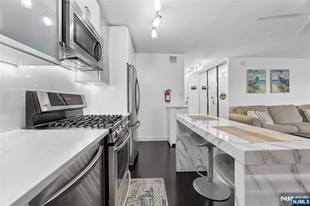 6040 Boulevard East 30N, West New York, NJ 07093