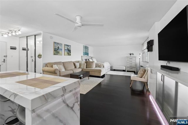 6040 Boulevard East 30N, West New York, NJ 07093