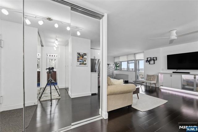6040 Boulevard East 30N, West New York, NJ 07093