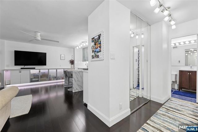 6040 Boulevard East 30N, West New York, NJ 07093