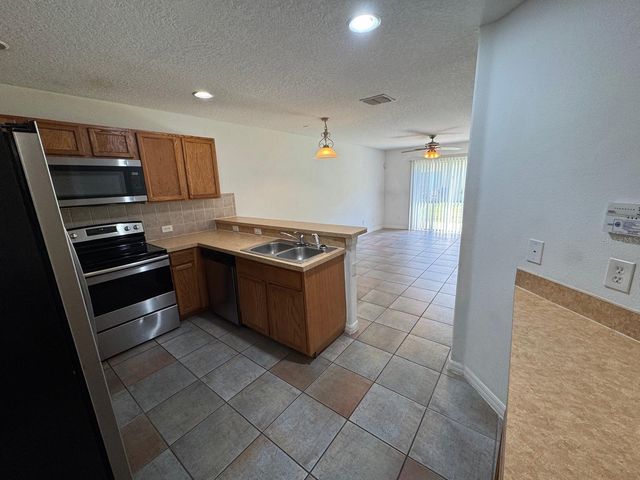 561 CRESTING OAK CIRCLE 86, Orlando, FL 32824