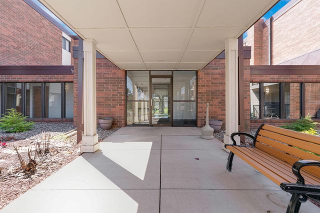 4 Pine Tree Drive 110, Arden Hills, MN 55112