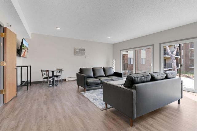 4 Pine Tree Drive 110, Arden Hills, MN 55112