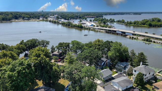 174 Riverside Island Drive, Fox Lake, IL 60020