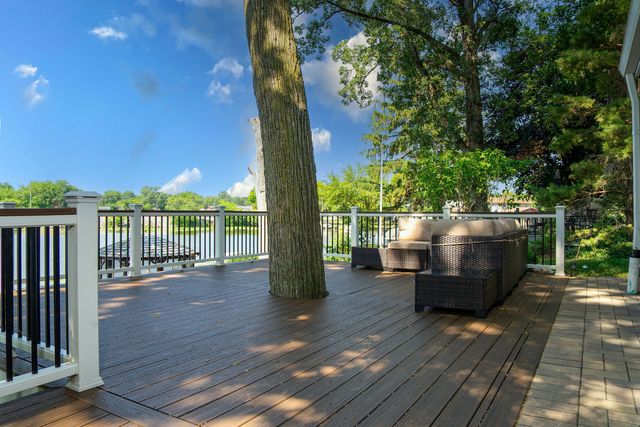 174 Riverside Island Drive, Fox Lake, IL 60020