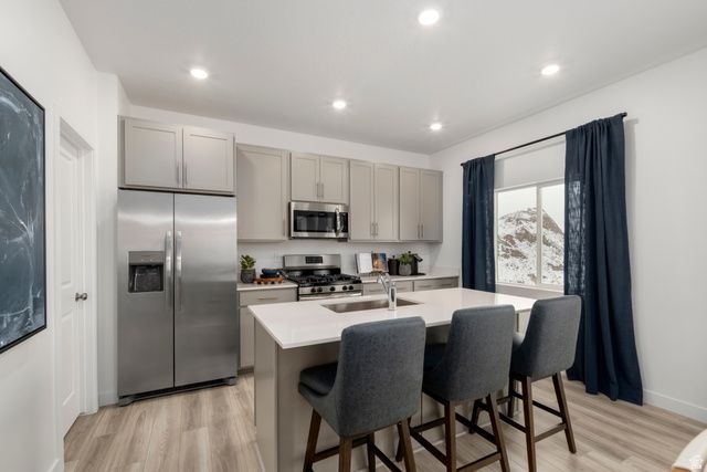 1924 N GOLDEN RUBY DR, Saratoga Springs, UT 84045