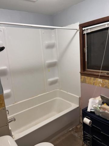 305 E STATE STREET, Iola, WI 54945