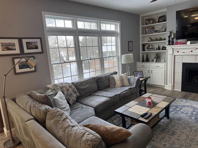 1270 McMahon Drive, Sun Prairie, WI 53590