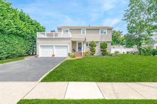 49 Iroquois Street E, Massapequa, NY 11758