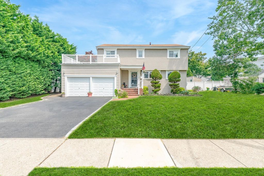 49 Iroquois Street E, Massapequa, NY 11758