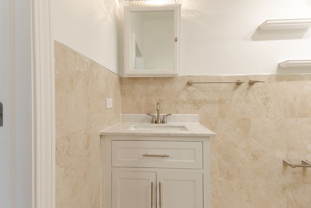 6712 N Clark Street 2, Chicago, IL 60626