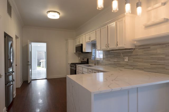 6712 N Clark Street 2, Chicago, IL 60626