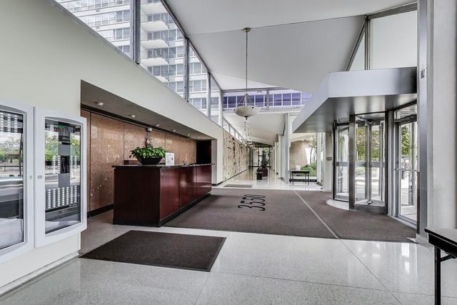 3550 N Lake Shore Drive 228, Chicago, IL 60657