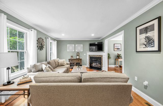 437 Porter Rd, East Longmeadow, MA 01028