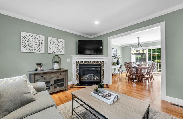 437 Porter Rd, East Longmeadow, MA 01028