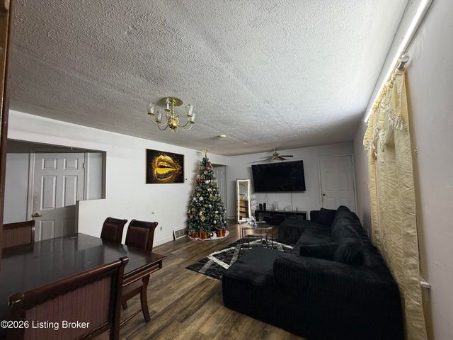 1052 Bluegrass Ave, Louisville, KY 40215