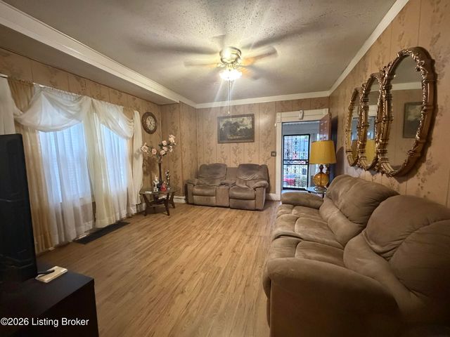 1052 Bluegrass Ave, Louisville, KY 40215