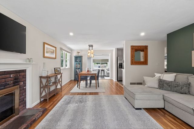 60 Riverview Cir, Wayland, MA 01778