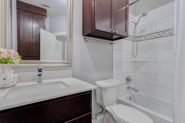 9 Versante Court, Houston, TX 77070