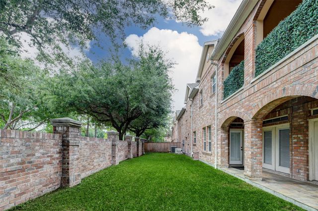 9 Versante Court, Houston, TX 77070