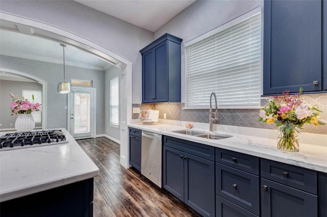 9 Versante Court, Houston, TX 77070