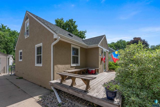 909 S Westmoor Dr Drive, Sioux Falls, SD 57104