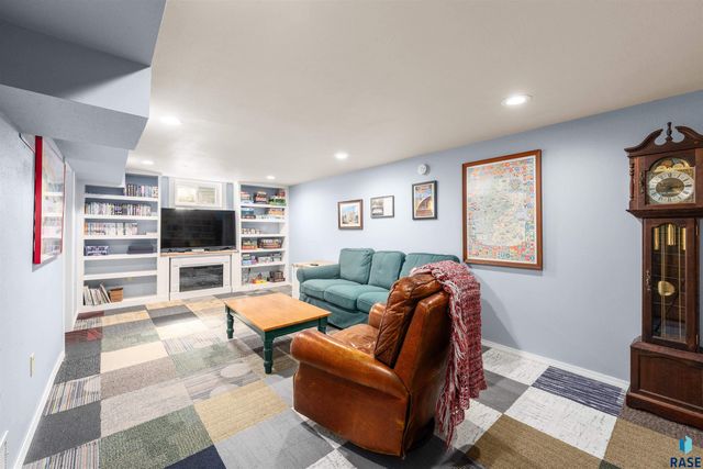 909 S Westmoor Dr Drive, Sioux Falls, SD 57104