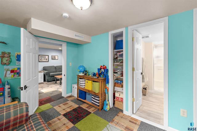 909 S Westmoor Dr Drive, Sioux Falls, SD 57104