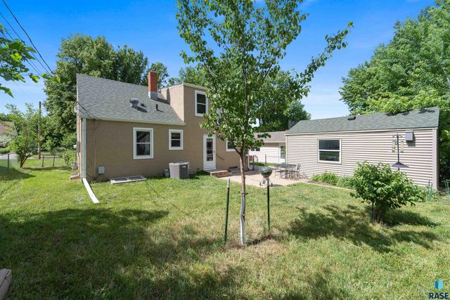 909 S Westmoor Dr Drive, Sioux Falls, SD 57104