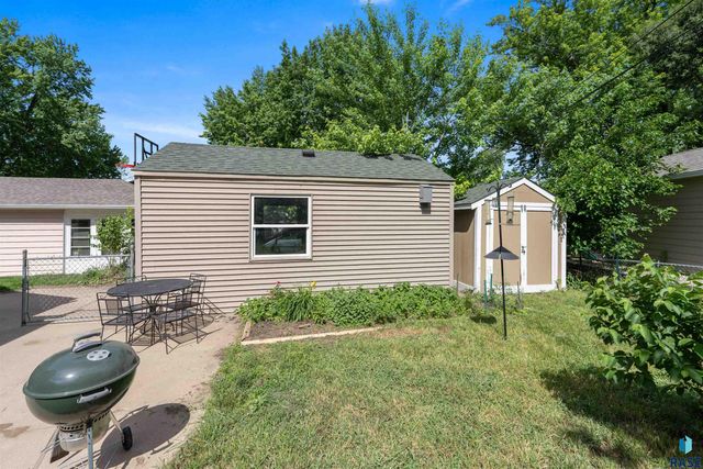 909 S Westmoor Dr Drive, Sioux Falls, SD 57104