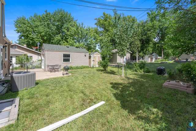 909 S Westmoor Dr Drive, Sioux Falls, SD 57104
